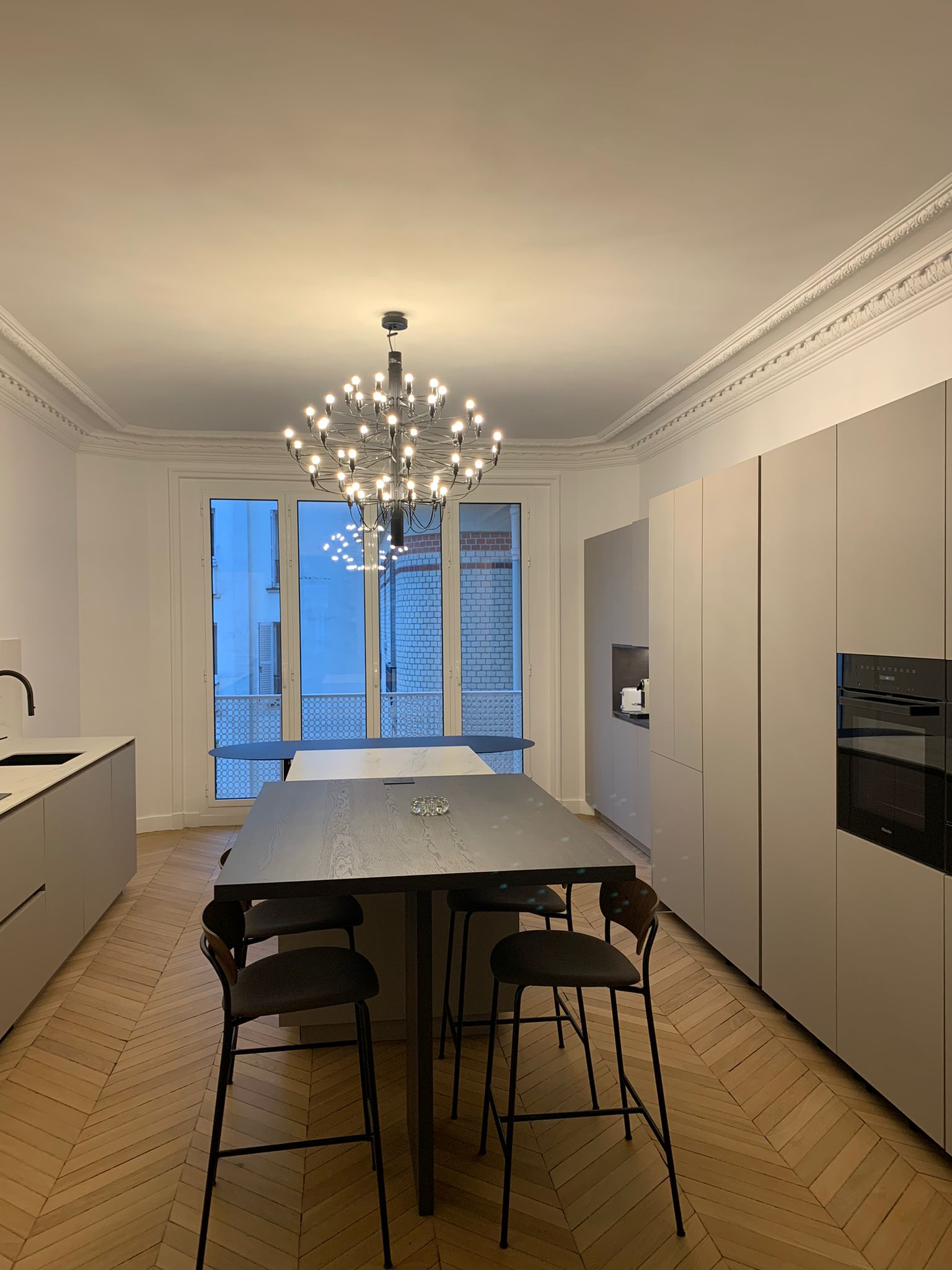 Réalisation CERAMAT : cuisine et séjour avec carrelage grand format