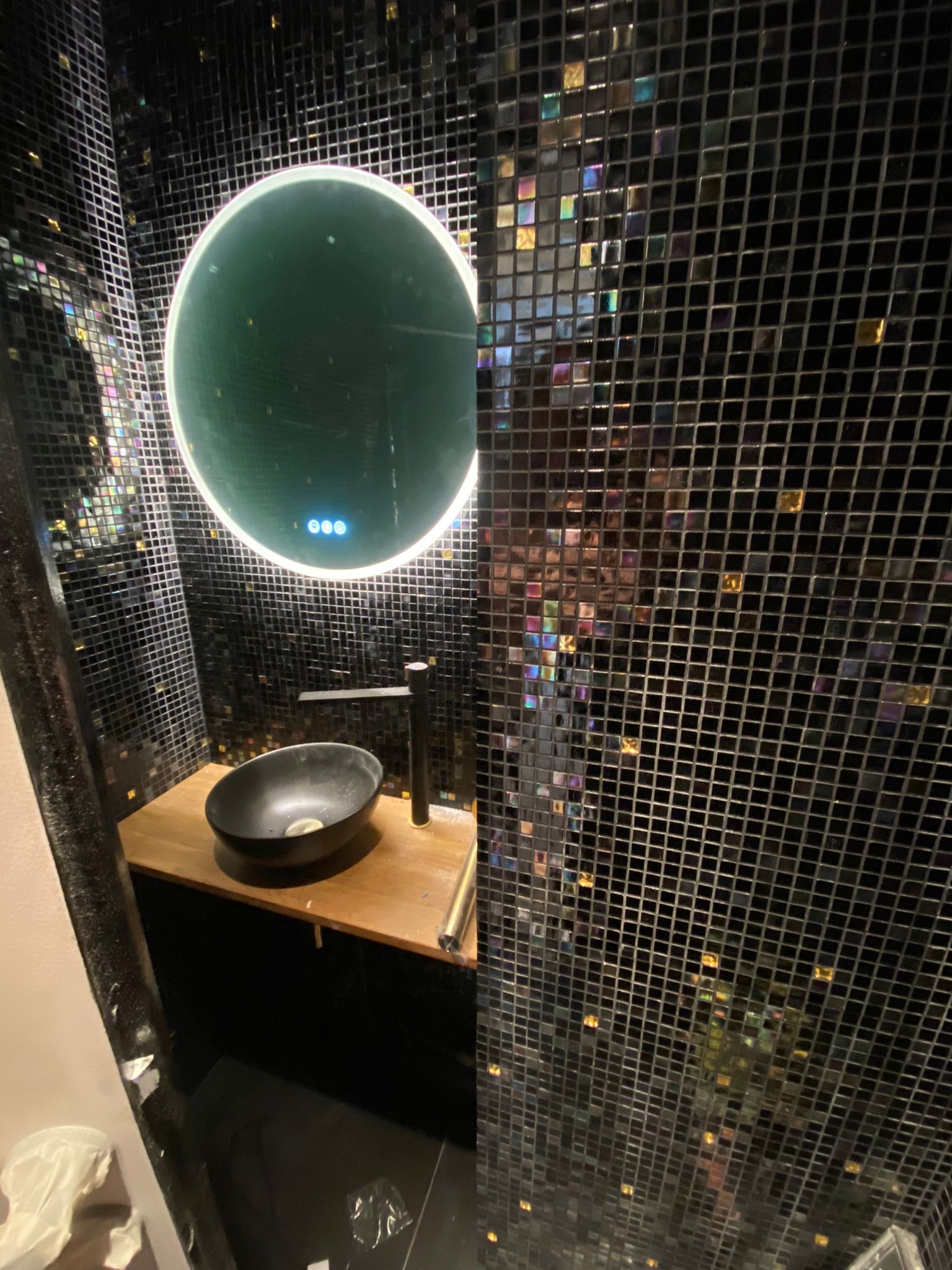 Réalisation client CERAMAT : Mur en mosaïque noire irisée et vasque à poser