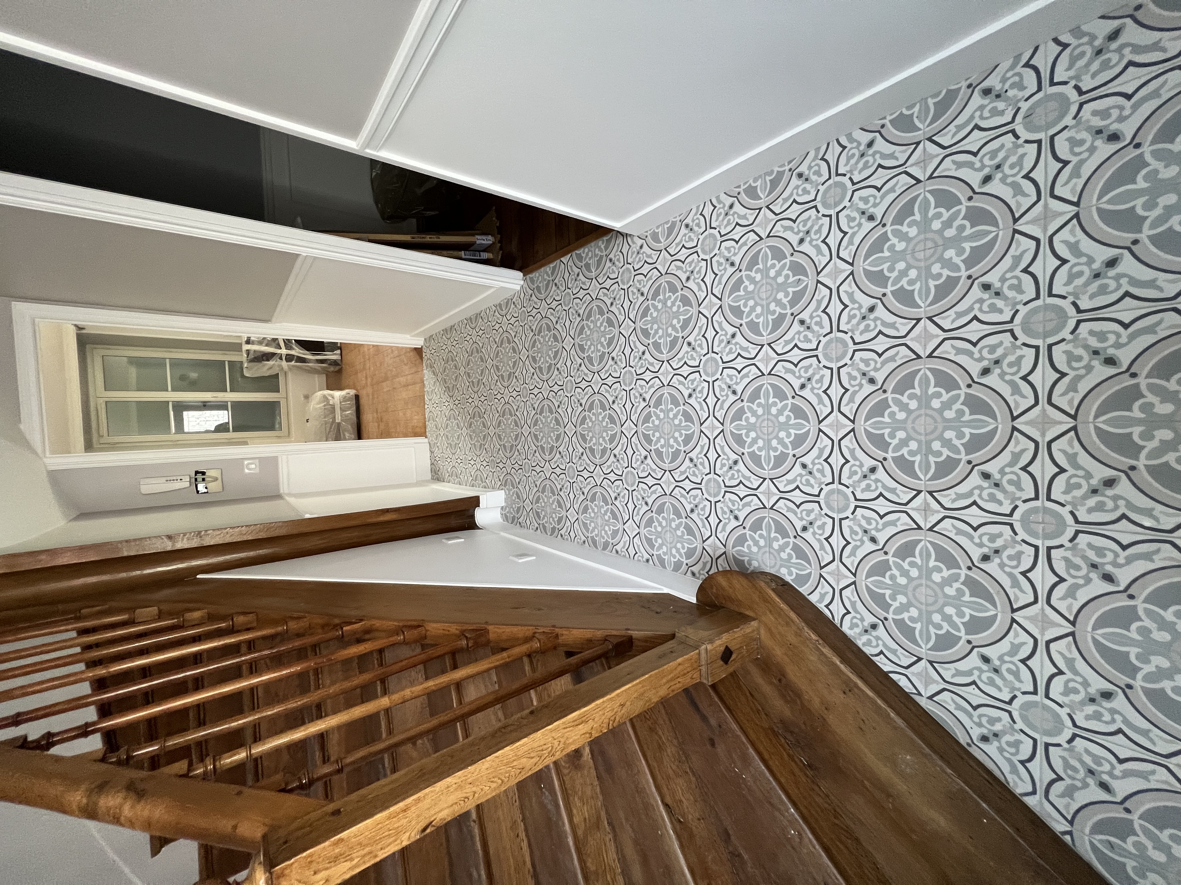 Réalisation CERAMAT : entrée en carreaux ciment et escalier bois