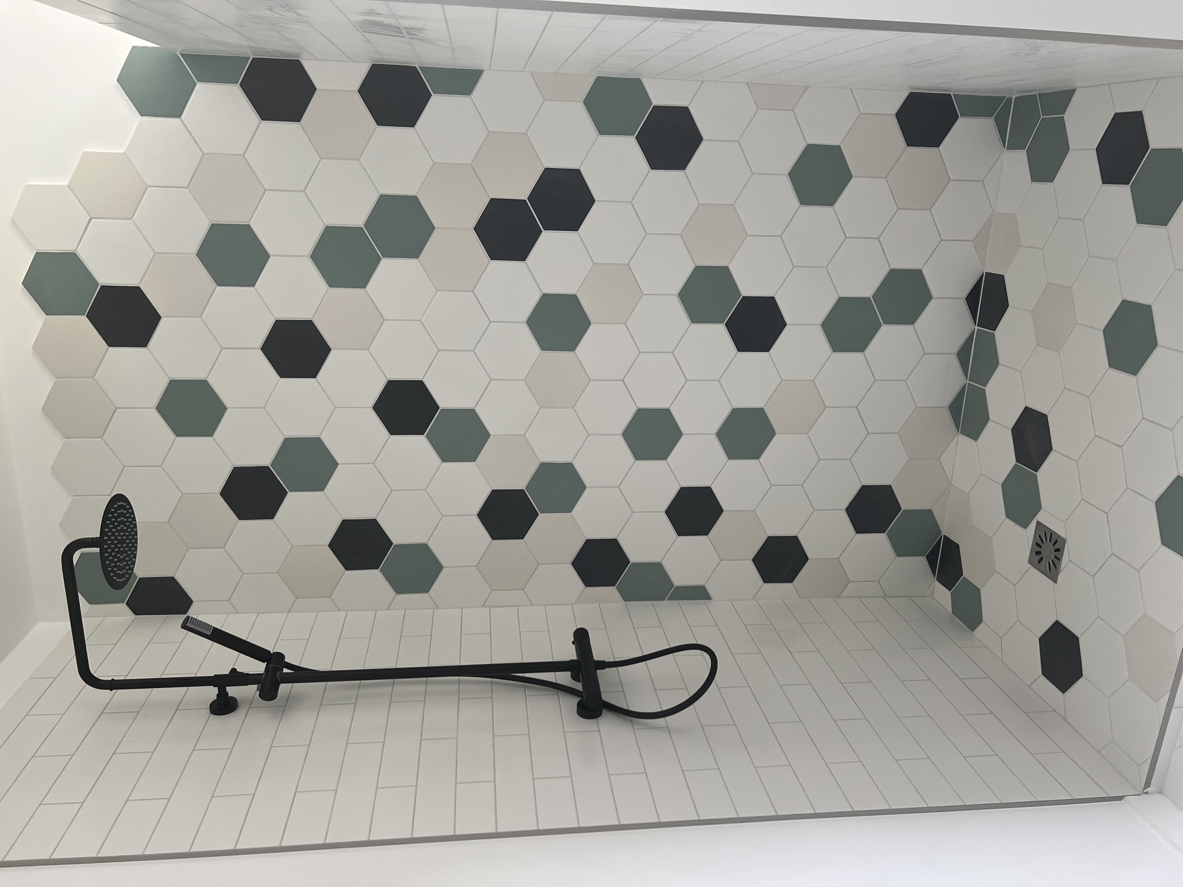 Réalisation CERAMAT : douche en carreaux hexagonaux vert et blanc