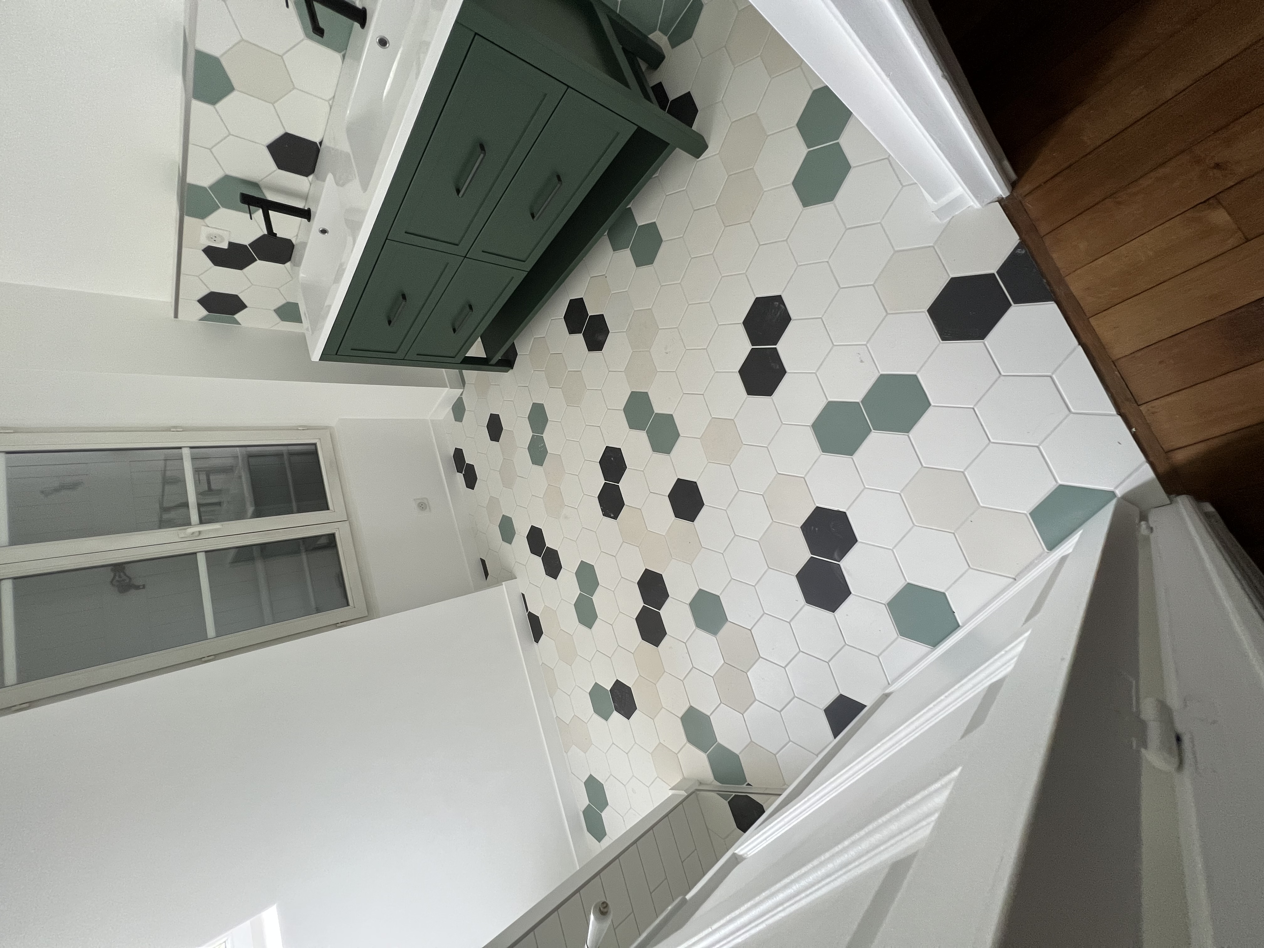 Réalisation client CERAMAT : Sol de salle de bains en carrelage hexagonal tricolore