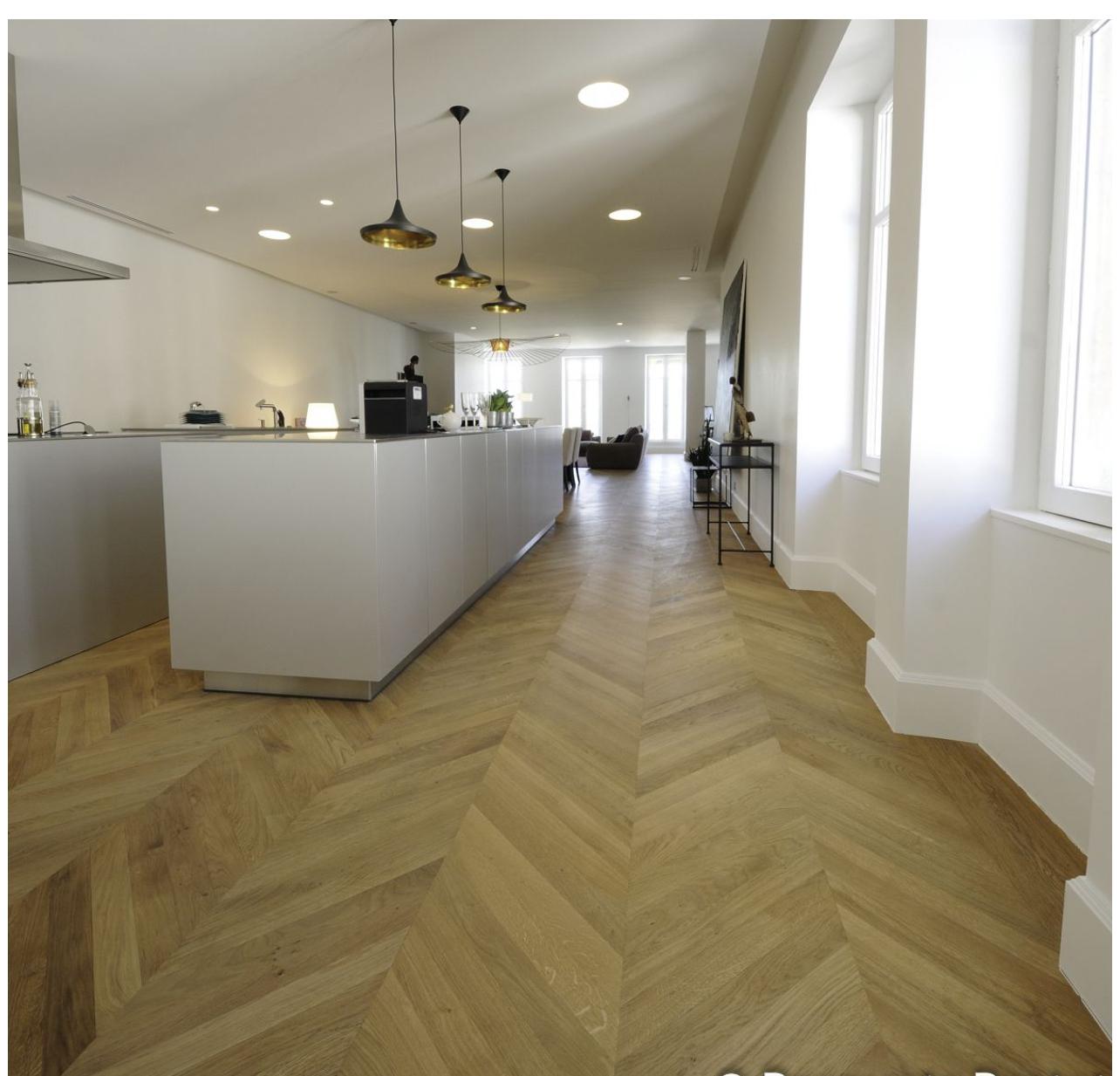 Showroom CERAMAT à Morangis : espace d’accueil et parquet en chevrons