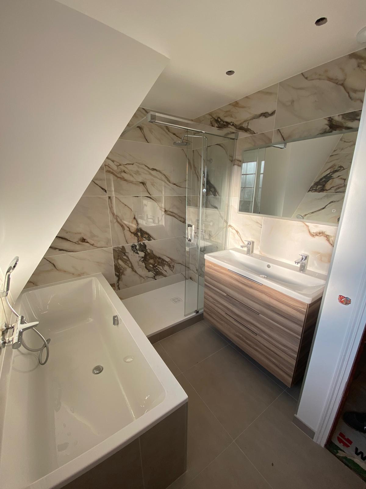 Réalisation client CERAMAT : Salle de bains en carrelage effet marbre avec baignoire et douche