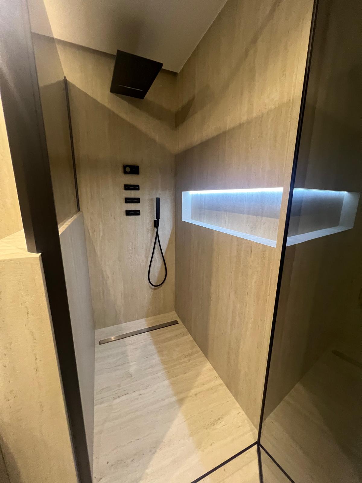 Réalisation client CERAMAT : Douche à l’italienne en grès cérame effet bois avec niche lumineuse