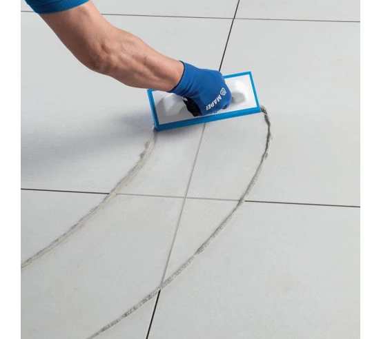 Réalisation des joints de carrelage à la taloche